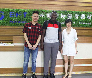 加纳老客户来桃子视频官网版在线播放采购健身房器材