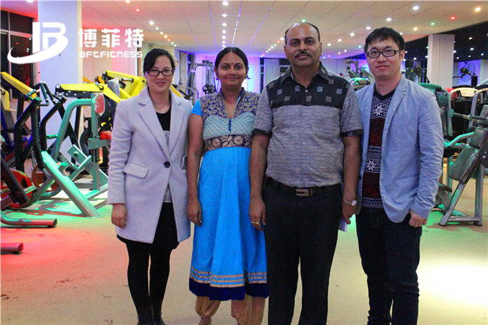 印度客户来中国广州桃子视频官网版在线播放健身器材有限公司进口健身器材