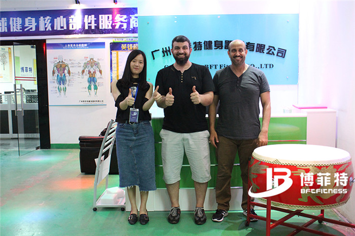 沙特客户来桃子视频官网版在线播放购买健身房器材，产品囊括有氧系列的跑步机，动感单车，健身车