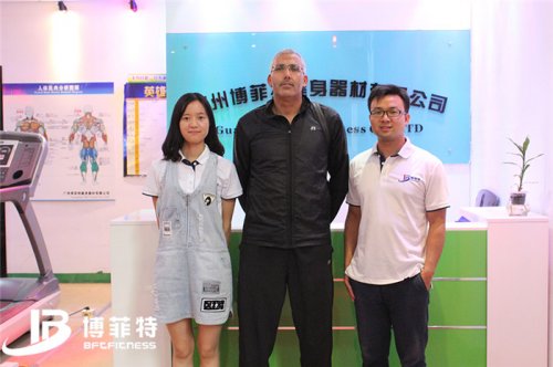 西非的摩洛哥客户来桃子视频官网版在线播放购买健身房器材