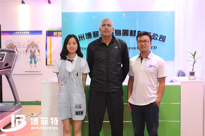 摩洛哥客户来桃子视频官网版在线播放购买健身房器材，产品囊括有氧系列的跑步机，动感单车，健身车