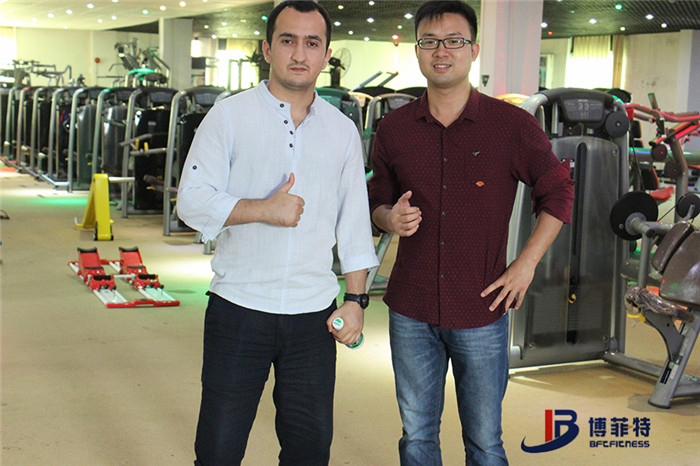 阿塞拜疆客户来桃子视频官网版在线播放购买健身房器材，产品囊括有氧系列的跑步机，动感单车，健身车