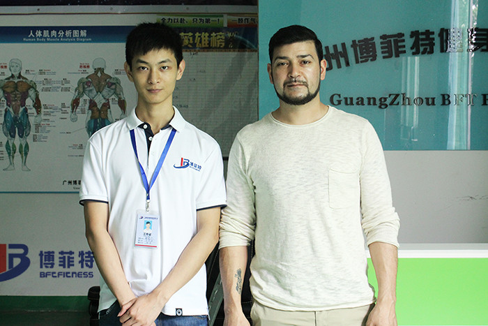 英国客户来中国广州桃子视频官网版在线播放健身器材有限公司进口健身器材