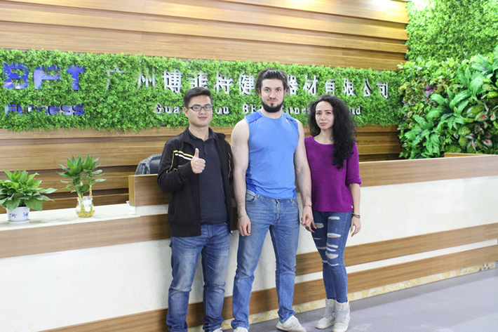 俄罗斯客户来广州桃子视频官网版在线播放健身器材有限公司采购健身器械