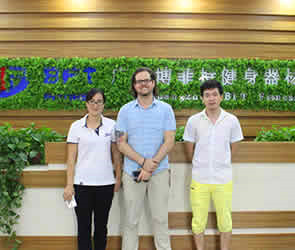 迪拜客户来中国进口采购桃子视频官网版在线播放商用健身房器械