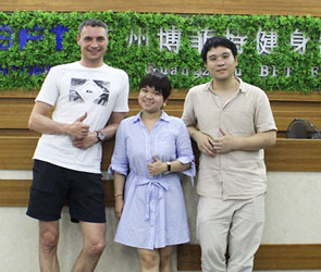 俄罗斯客户来中国找健身房器材桃子视频在线看免费视频网