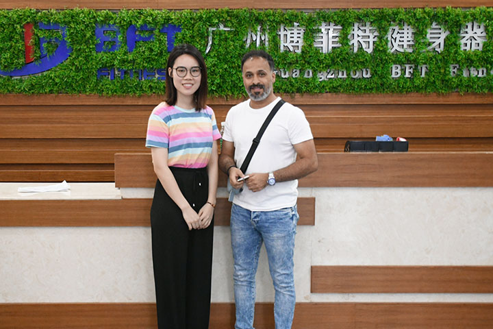 沙特阿拉伯客户采购桃子视频官网版在线播放品牌健身器材