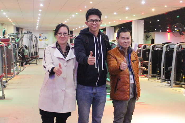 广州桃子视频官网版在线播放健身器材有限公司成交客户合影留念